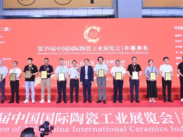 昌南文化董事長付碧林榮獲“2024年中國輕工陶瓷行業(yè)數(shù)字化轉(zhuǎn)型先進(jìn)個人”